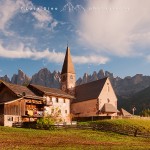 La chiesa di Santa Maddalena Alta, Dolomiti, Odle, Val di Funes